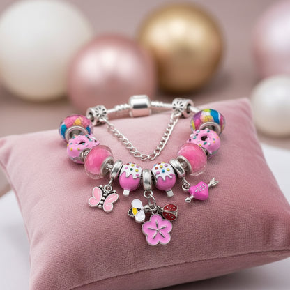 Charm Armband Mädchen & Damen – Beads Schmuck Geschenk in einem stilvollen und künstlerischen Umfeld.