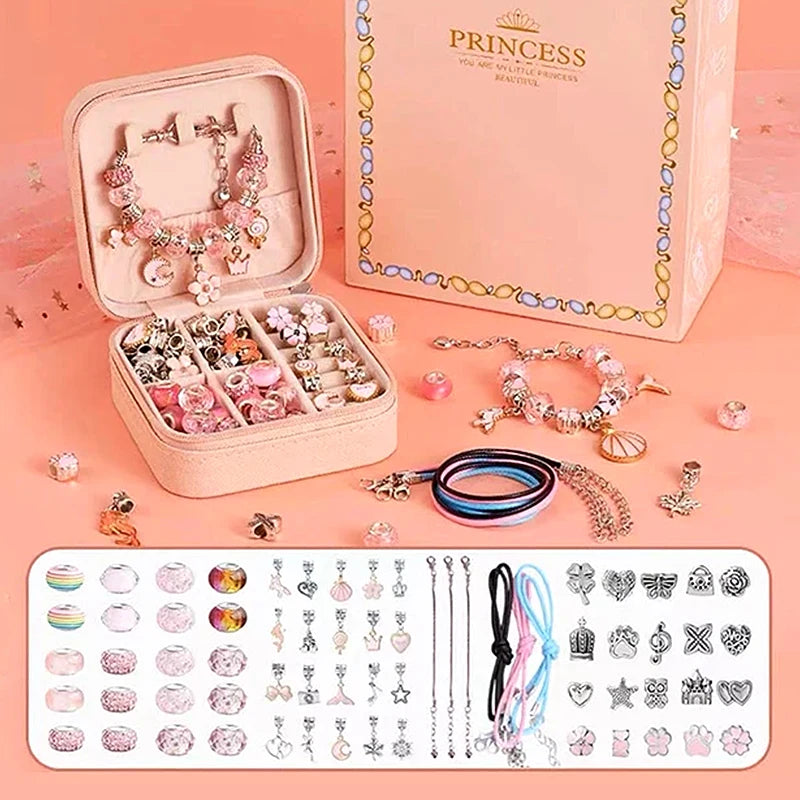 Mädchen hat Spaß beim Basteln mit dem DIY Buntes Charm Armband Set – Schmuckbox für Mädchen, kreatives Geschenk für Mädchen.