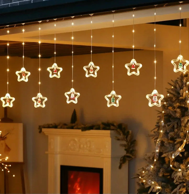 Kleine warmweisse Sterne als Lichtervorhang über dem Kamin