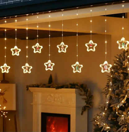 Kleine warmweisse Sterne als Lichtervorhang über dem Kamin