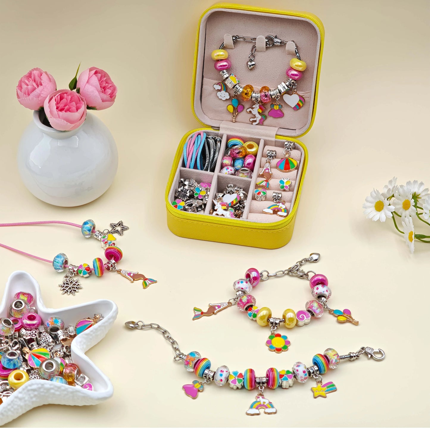 Verschiedene bunte Charms und Perlen aus dem DIY Schmuck Bastelset Armband Halskette für Mädchen, perfekt für individuelle Schmuckkreationen.