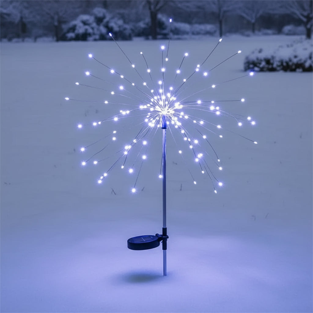 Einzelnes Feuerwerkslicht in kühlem Licht mit Solarmodul im Schnee
