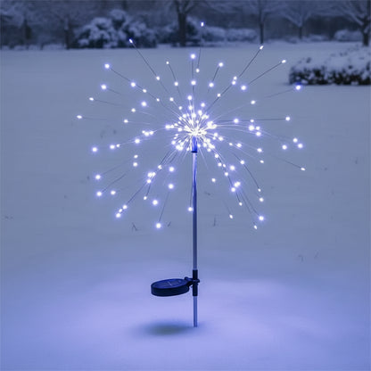 Einzelnes Feuerwerkslicht in kühlem Licht mit Solarmodul im Schnee