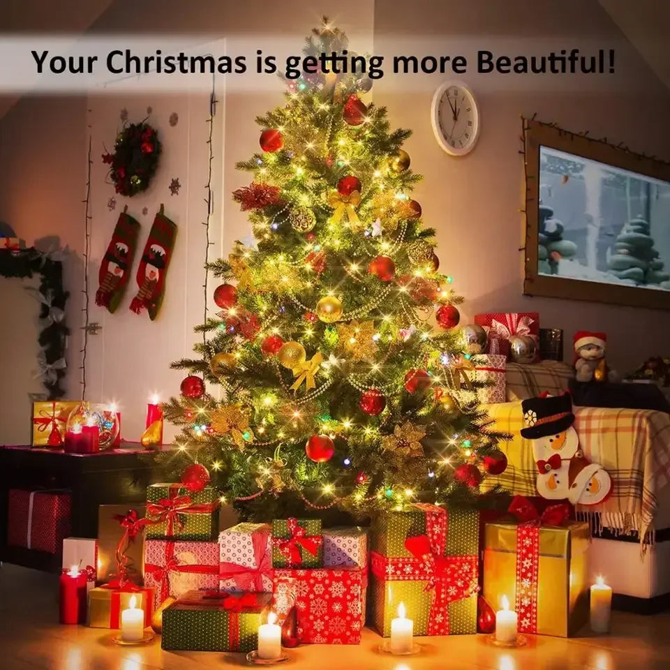 Weihnachtsbaum mit warmweisser Lichterkette neben Geschenken im Wohnzimmer