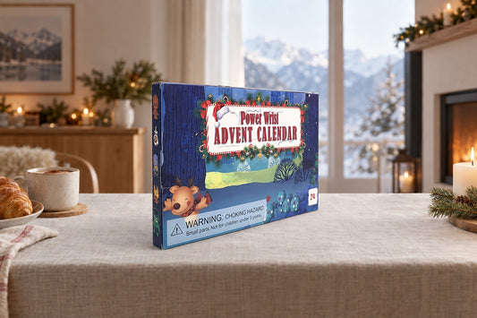 Superhelden Adventskalender Power Wrist: blaue Box auf einem Tisch vor einem Fenster mit Bergblick