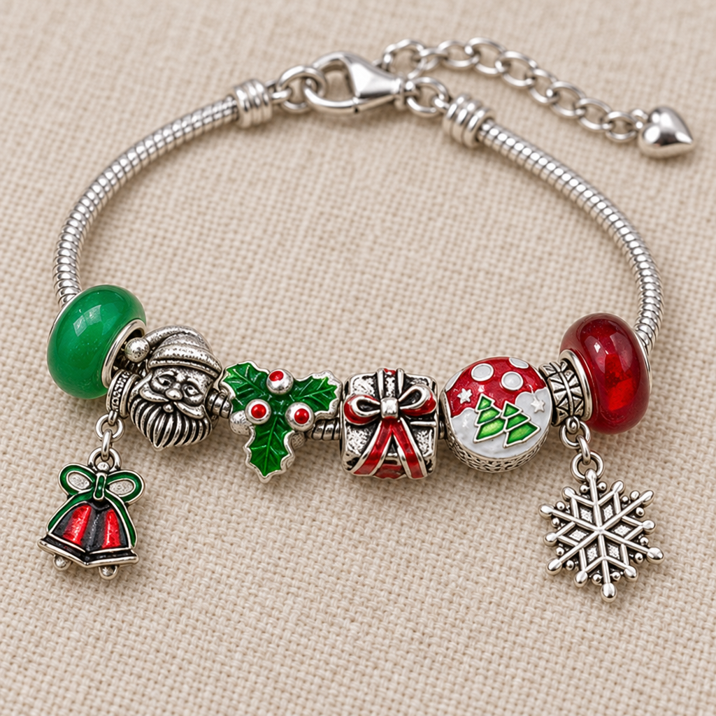 Silberfarbene Schlangenkette auf Leinen mit grüner und roter Glasperle, Weihnachtsmann, Stechpalme, Geschenk, Fliegenpilz, Glocke und Schneeflocke