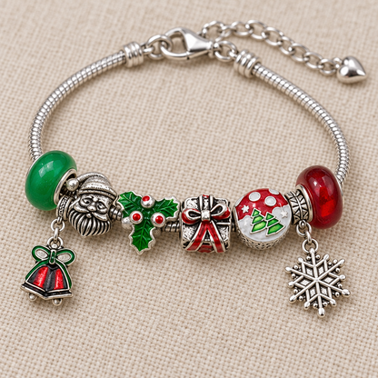 Silberfarbene Schlangenkette auf Leinen mit grüner und roter Glasperle, Weihnachtsmann, Stechpalme, Geschenk, Fliegenpilz, Glocke und Schneeflocke