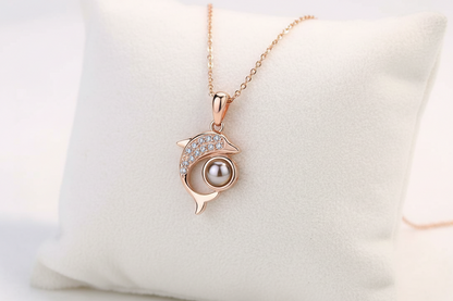 Schöne Ich Liebe Dich Halskette Delfin 100 Sprachen, die Liebe in symbolischer Form darstellt, ideal für Geschenke.