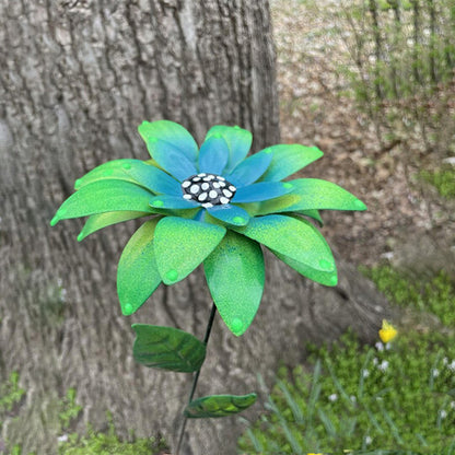 Grüner Gartenstecker Metall mit filigranem Blumen-Design aus Schmiedeeisen im Blumenbeet