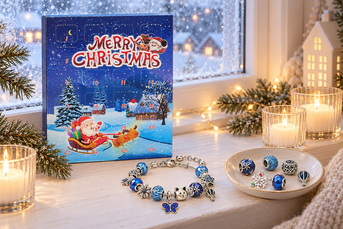 Bettelarmband Adventskalender Merry Christmas auf winterlicher Fensterbank mit Kerzen und blauem Charm-Armband