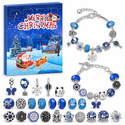Bettelarmband Adventskalender Box Merry Christmas mit Weihnachtsmann im Schlitten, davor zwei Armbänder mit blauen Charms