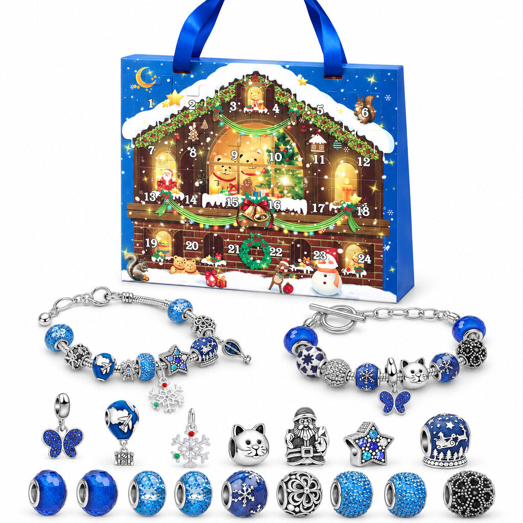 Blauer Bettelarmband Adventskalender als Tasche mit Bärenhaus und blauen Henkelbändern, davor Armbänder mit Katzen-Charm