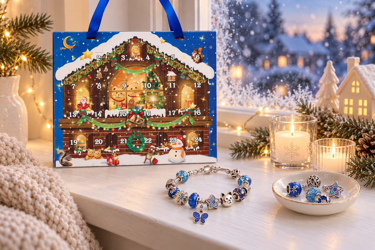 Bettelarmband Adventskalender Tasche Bärenhaus auf winterlicher Fensterbank mit Kerzen und Armband mit Katzen-Charm