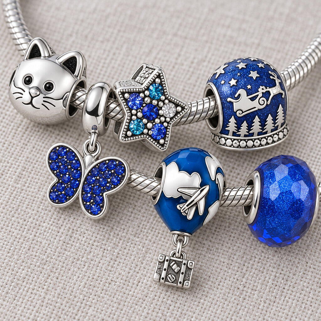 Nahaufnahme der Charms aus dem Bettelarmband Adventskalender: Katzenkopf, Schmetterling, Stern und Schneekugel auf Leinen