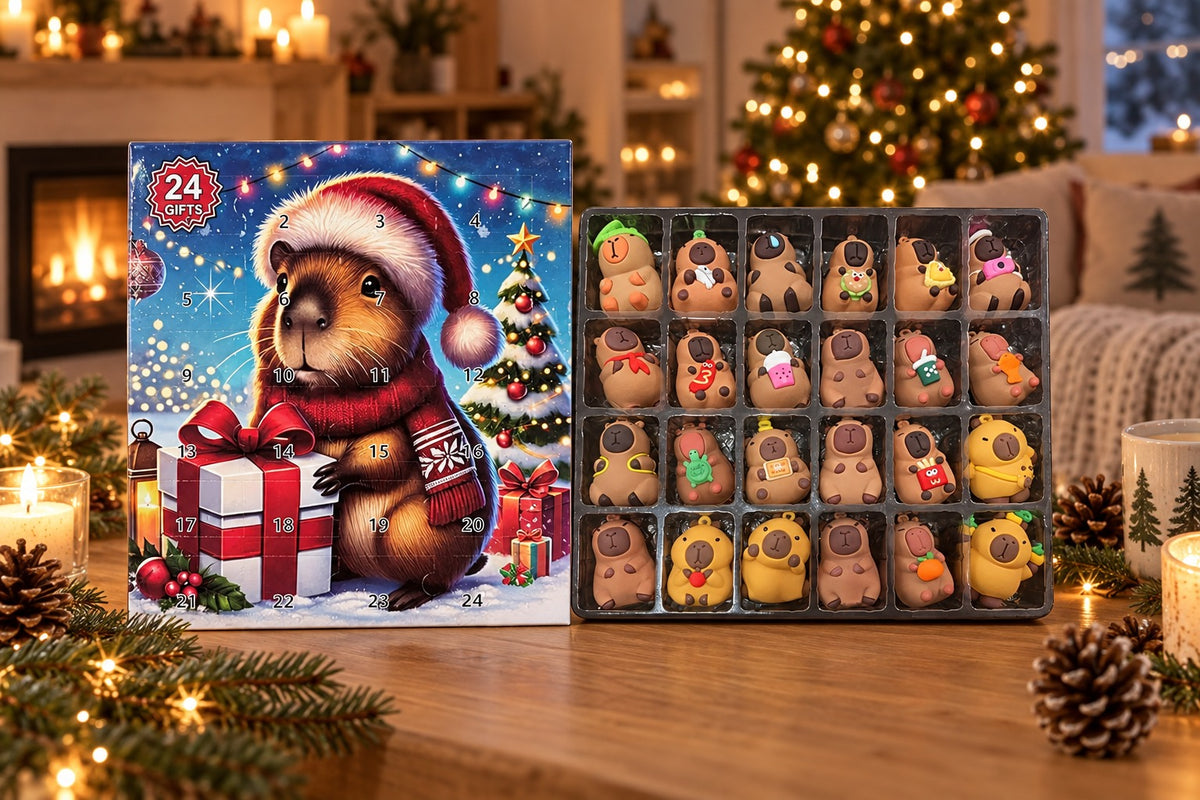 Capybara Adventskalender mit 3D-Figuren auf einem Holztisch in der weihnachtlichen Stube mit Kamin und Christbaum