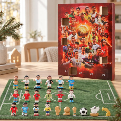 Fussball Adventskalender mit Figuren: Spielerfiguren und goldene Extras auf einem Mini-Fussballfeld vor der Box