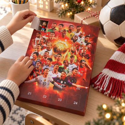 Kinderhände öffnen Türchen 1 am Fussball Adventskalender, dahinter steht eine kleine Spielerfigur bereit
