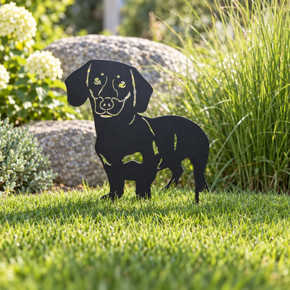 Hund Gartenstecker Dackel als schwarze Metall-Silhouette im Rasen vor einem Stein, wetterfeste Gartendeko