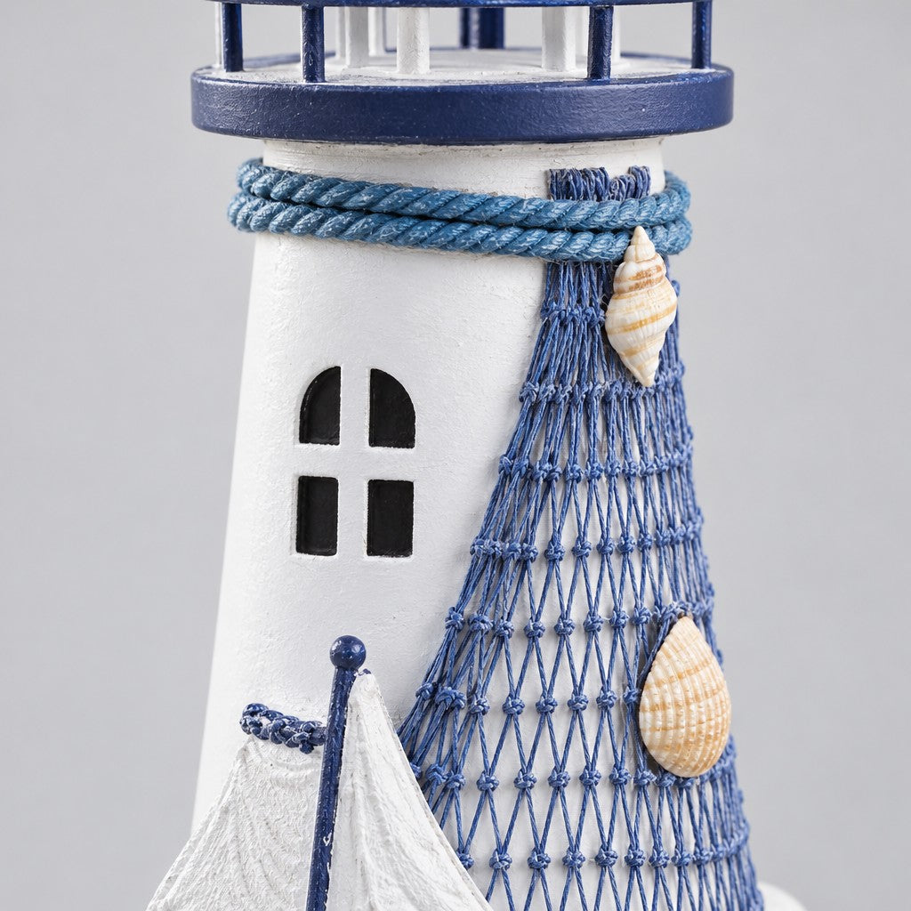Detail der Leuchtturm Gartenfigur mit blauem Fischernetz, Muscheln und Seil