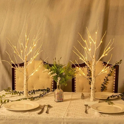 Zwei Lichterbäume Birke als Tischdeko auf einer festlich gedeckten Tafel