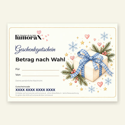 Geschenkgutschein Winter von lumoraX: cremefarbenes Geschenk mit blau-weissem Karoband, Tannenzweigen und Schneeflocken