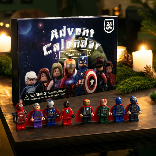 Marvel Minifiguren Adventskalender Titan Hero bei Kerzenlicht, davor Bausteine-Figuren mit roten Umhängen